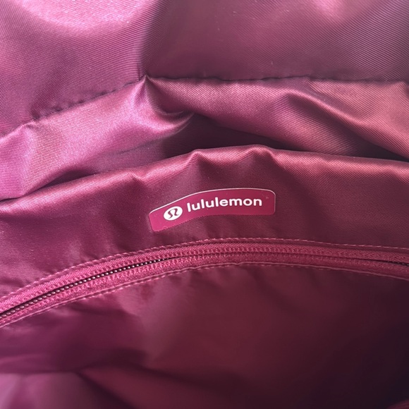 lululemon athletica Quilted Tote Bag, Deep Luxe, 12L - Picture 5 of 8
